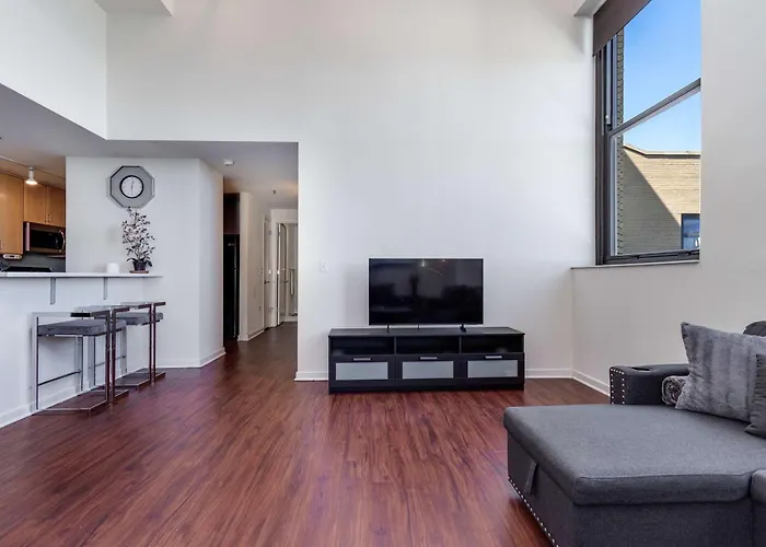 Downtown With Free In & Out Parking-2 Apartment *