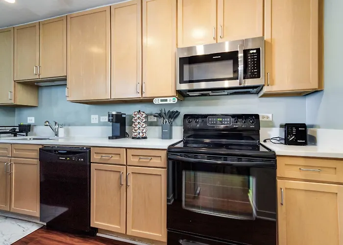 Apartment Downtown With Free In & Out Parking-2 *