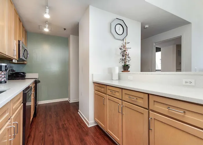 Downtown With Free In & Out Parking-2 Apartment *