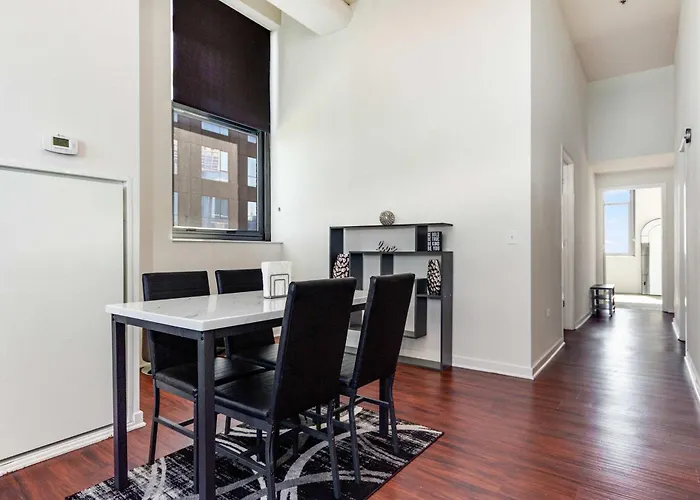 Downtown With Free In & Out Parking-2 Apartment