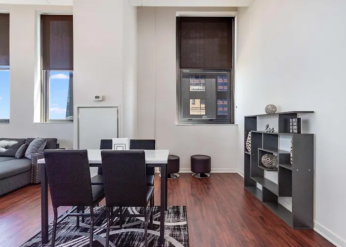 Downtown With Free In & Out Parking-2 Apartment *