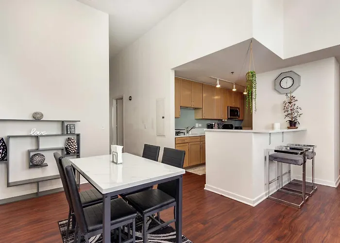 Apartment Downtown With Free In & Out Parking-2 *