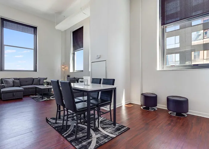 Downtown With Free In & Out Parking-2 Apartment
