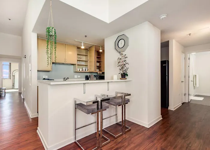 Apartment Downtown With Free In & Out Parking-2 *