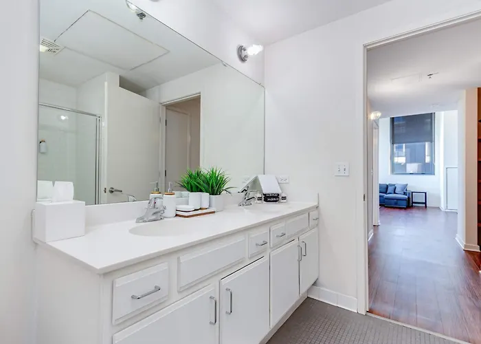 Downtown With Free In & Out Parking-2 Apartment *