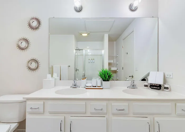 Apartment Downtown With Free In & Out Parking-2 *