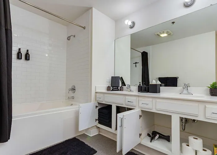 Apartment Downtown With Free In & Out Parking-2 *
