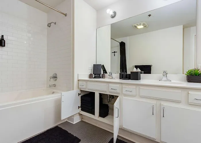 Apartment Downtown With Free In & Out Parking-2