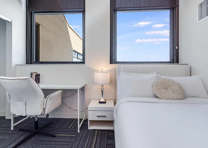 Downtown With Free In & Out Parking-2 Apartment *