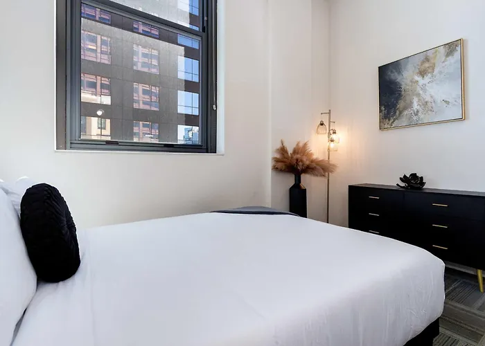 Downtown With Free In & Out Parking-2 Apartment Chicago