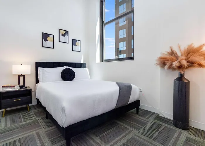 Apartment Downtown With Free In & Out Parking-2