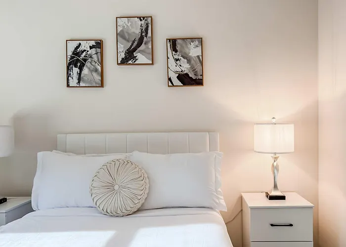Downtown With Free In & Out Parking-2 Apartment