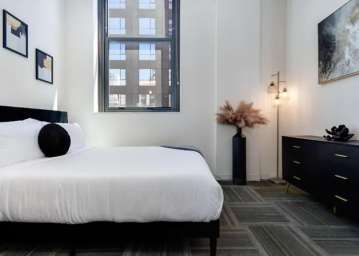 Apartment Downtown With Free In & Out Parking-2 *