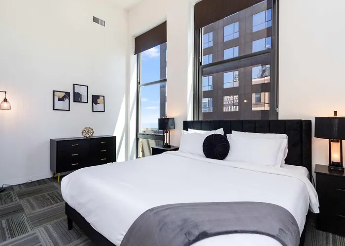 Downtown With Free In & Out Parking-2 *