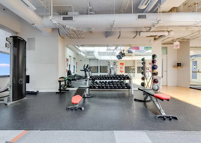 Apartment Downtown With Free In & Out Parking-2