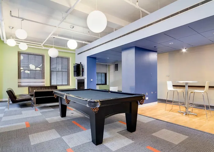 Apartment Downtown With Free In & Out Parking-2