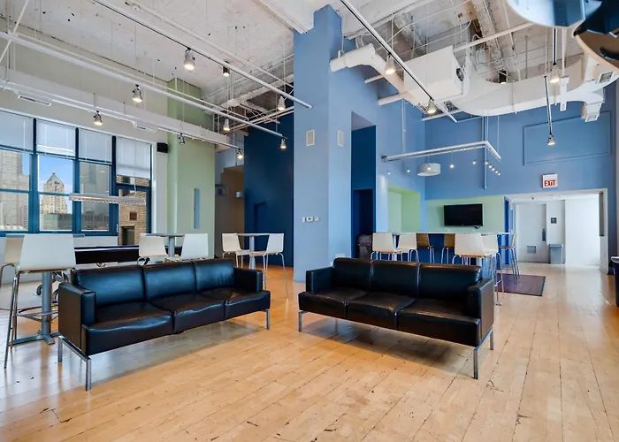 Downtown With Free In & Out Parking-2 Apartment
