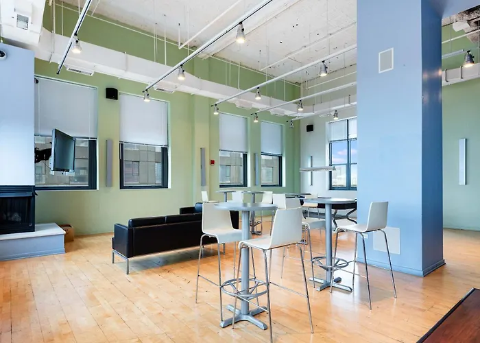 Downtown With Free In & Out Parking-2 Apartment